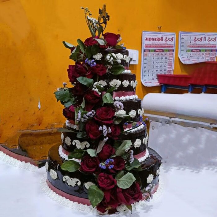Delicious Fresh Cream Cake – Chocolate Fountain Cake - Image 1