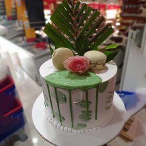 Delicious Fresh Cream Cake – Macarons with Greenery
